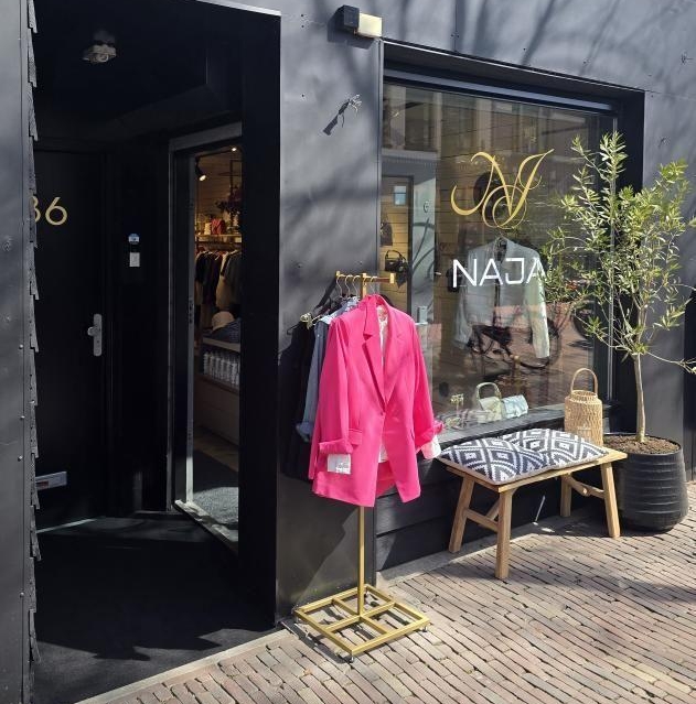 Etalage van de kledingwinkel Naja Studio